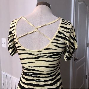 Cold shoulder tiger striped top w/ ruched side tie